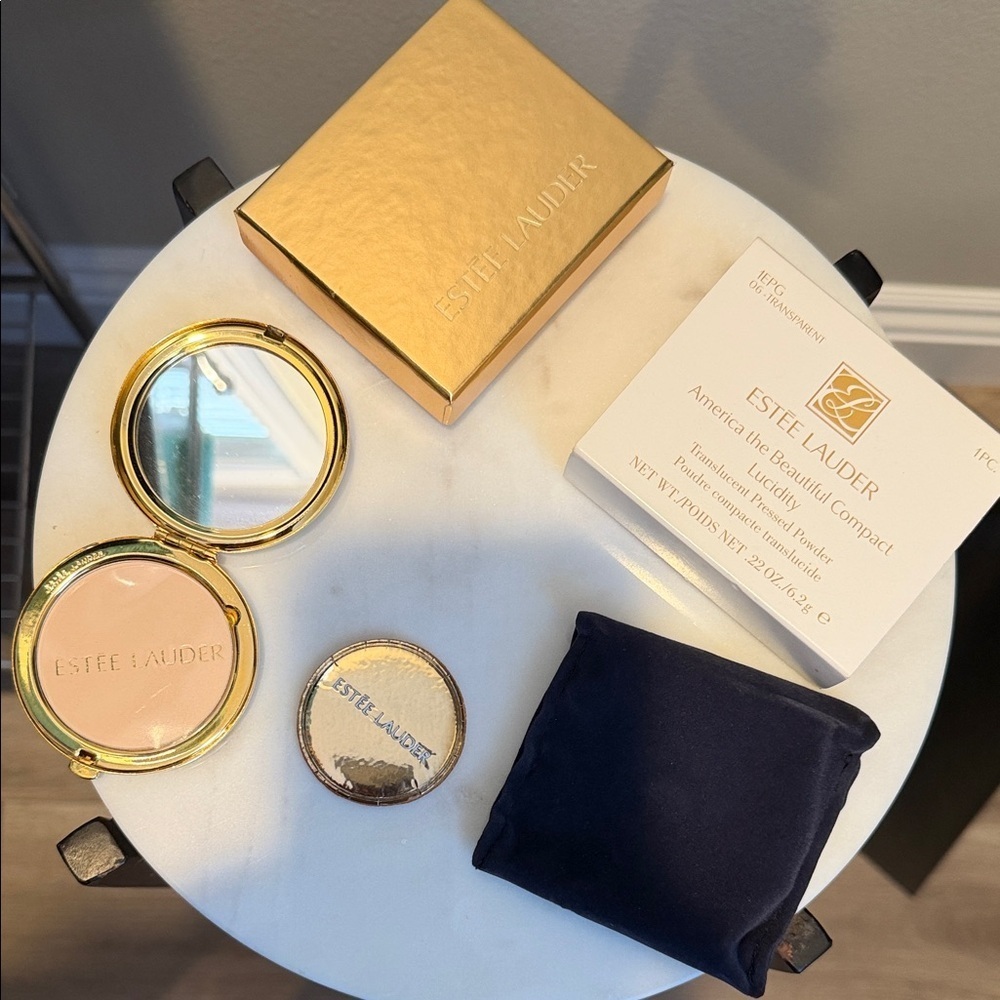 Estee Lauder Gold Compact with Flag Motif - Picture 3 of 3